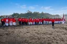 Kala Para Purnawirawan Jember Menantang Angin Pantai Pancer demi Sang Saka