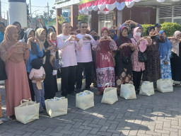 Sambut HUT ke-81 RI dan Akreditasi Paripurna, RSD dr. Soebandi Jember Berbagi Santunan ke Warga Sekitar