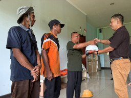 TPK Bagendang Edukasi Bahaya Blind Spot dan Salurkan APD untuk Pekerja Pelabuhan