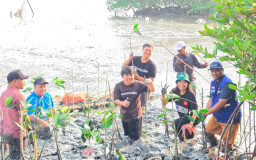 Genapi Rehabilitasi Kawasan Pesisir, TPS Serahkan Tiga Ribu Bibit Mangrove ke DLH Surabaya