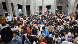 Melihat Keseruan Tradisi Rombekan Tabur Uang Peringati Maulid Nabi Muhammad di Mojokerto