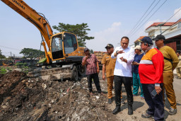 Proyek Saluran Bikin Pengendara Terancam Kecelakaan, Wali Kota Eri: Keluar Saja Kalau Tak Sanggup!