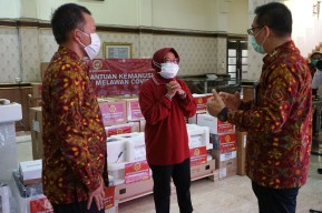 Teteskan Air Mata, Ekspresi Wali Kota Risma saat Terima Bantuan Alkes dari Badan Intelijen Negara