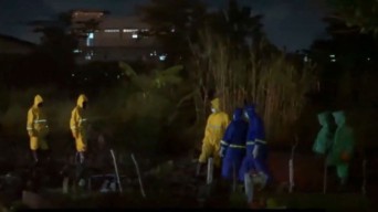 Angkut Jenazah Pasien Covid-19, Ambulans dan Petugas Dihadang Warga di Madura