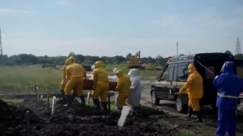 Cerita Pengantar Jenazah Sekaligus Petugas Pemakaman Pasien Covid-19 di Surabaya