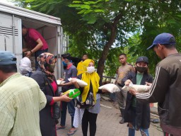 Dukung Pemerintah Atasi Pandemi Corona, Fenela Indonesia Bagi-bagi Sembako di Surabaya