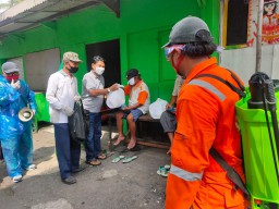 Bantu Pemerintah Atasi Pandemi Corona, Warga Ngagel Surabaya Bagi-bagi Sembako