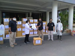 Peduli Pandemi Corona, PT SIER Sumbang 1000 Baju Hazmat dan Masker ke Pemkot Surabaya