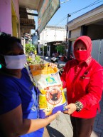 Sambut Ramadan, PDIP Surabaya Bagikan Paket Beras untuk Keluarga Rentan Terndampak Corona