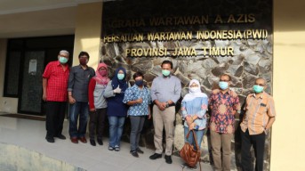 Peduli Jurnalis, Stikosa AWS Sumbang Masker dan Hand Sanitizer ke PWI Jatim