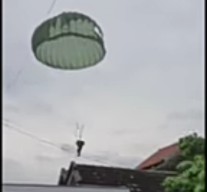 Beredar Video Dua Penerjun Payung Jatuh di Rumah Warga di Sidoarjo