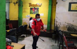 Tempat Nongkrong Wartawan Tak Luput dari Semprotan Petugas Pencegah Corona PDIP Surabaya