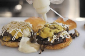 Rasakan Sensasi Burger Juicy Bikinan Duo Millenial di Surabaya ini