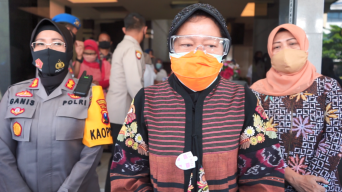 Jenguk Anak-anak Korban Pencabulan, Wali Kota Risma Fokus Pulihkan Kejiwaan