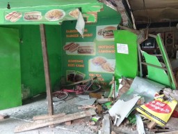 Diduga Sopir Kurang Mahir Menyetir, Daihatsu Grand Max Seruduk Tiga Warung di Surabaya