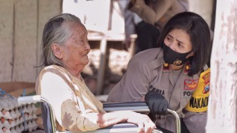 Peduli Sesama, Wakapolres Cantik ini Sambangi Dua Nenek Kakak Beradik di Lamongan