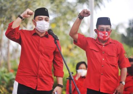 Daftar Jadi Wali Kota Penerus Risma Hari Ini, Eri-Armuji Pakai Baju Putih