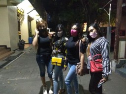 Keluh Kesah Biduan Dangdut Surabaya Akibat 'Digoyang' Pandemi Covid-19