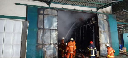 Gudang Penyimpanan Mesin Jahit di Surabaya Terbakar, 21 Unit Damkar Diterjunkan
