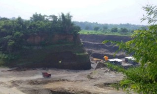 Galian Pasir Ilegal di Pasuruan Merusak Tanah Sedalam 100 Meter