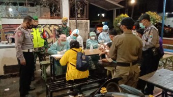 Melanggar PPKM, Petugas Merapid Test 72 Pengunjung Warkop di Menganti