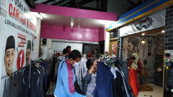 Tak Dihadiri Eri-Armudji, Relawan Erji Surabaya Barat Tetap Semangat Gelar Bazar Baju Murah untuk Masyarakat