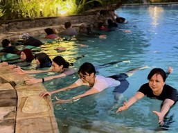 JW Marriott Surabaya Hadirkan Aktivitas Aqua Yoga di Panoramic Pool