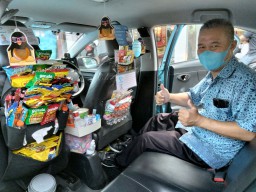 Viral Taksi di Surabaya Dipenuhi Makanan Ringan, Ini Sosok Sopirnya