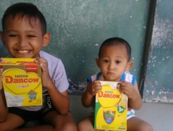 IKA Stikosa AWS dan Komunitas Cokro Bergerak Salurkan Donasi Susu untuk Balita