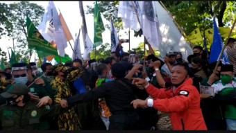 Pendaftaran Pasangan Machfud Arifin-Mujiaman Diwarnai Aksi Saling Dorong
