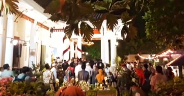 Gubernur Khofifah Ultah, Polisi Kena Getah