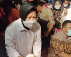 Sambangi Garut, Mensos Risma Bagikan Bantuan untuk Korban Banjir