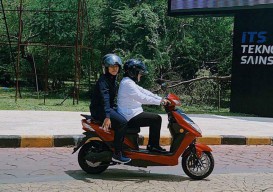 Wali Kota Risma dan Motor Listriknya