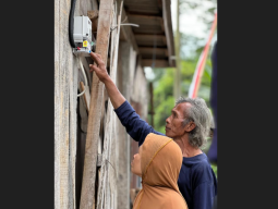 Program Light Up The Dream, PLN Jawa Timur Nyalakan Listrik 442 Keluarga Tidak Mampu