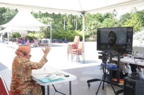 Begini Cara Wali Kota Risma Menyemangati Pelajar SD di Tengah Pandemi Covid-19