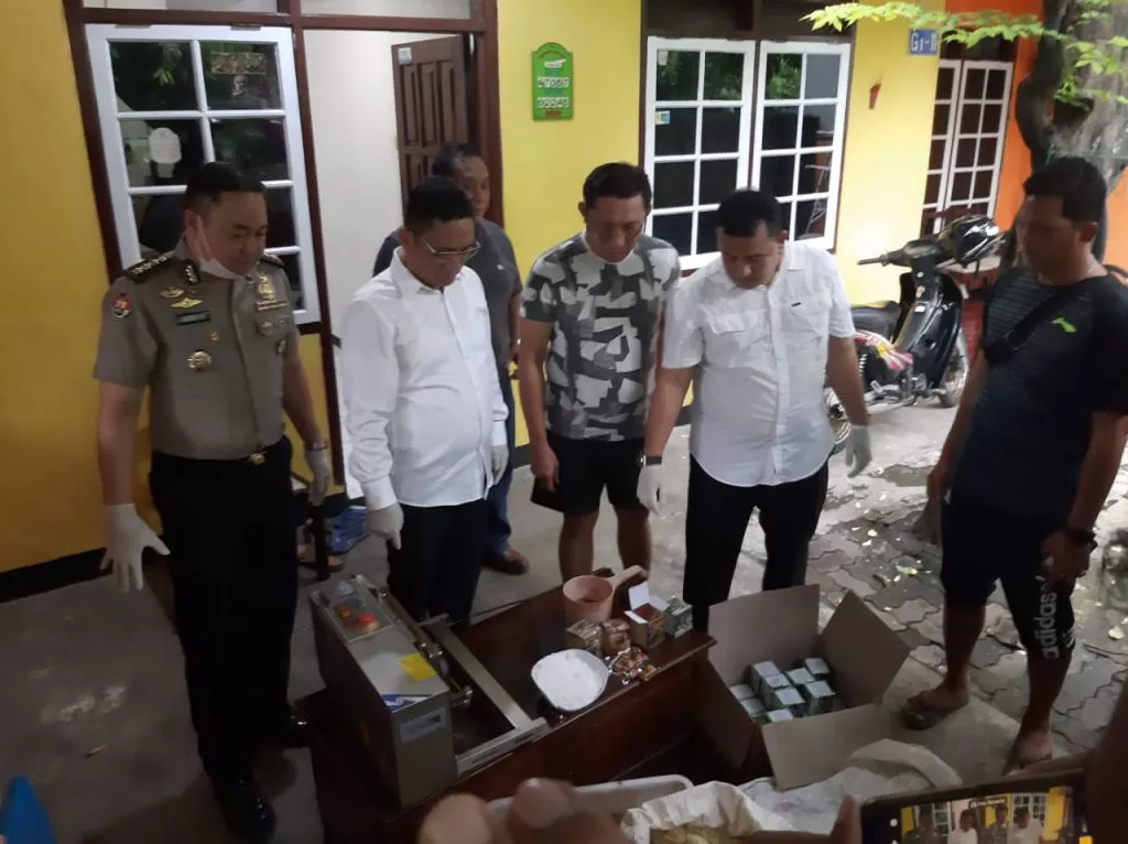 Polisi Gerebek Produsen Obat Kuat Ilegal di Surabaya