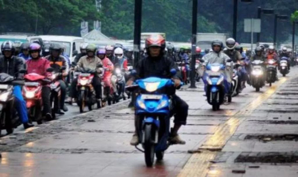 Catat Pengendara Motor Jangan Coba-coba Naik Trotoar di Surabaya