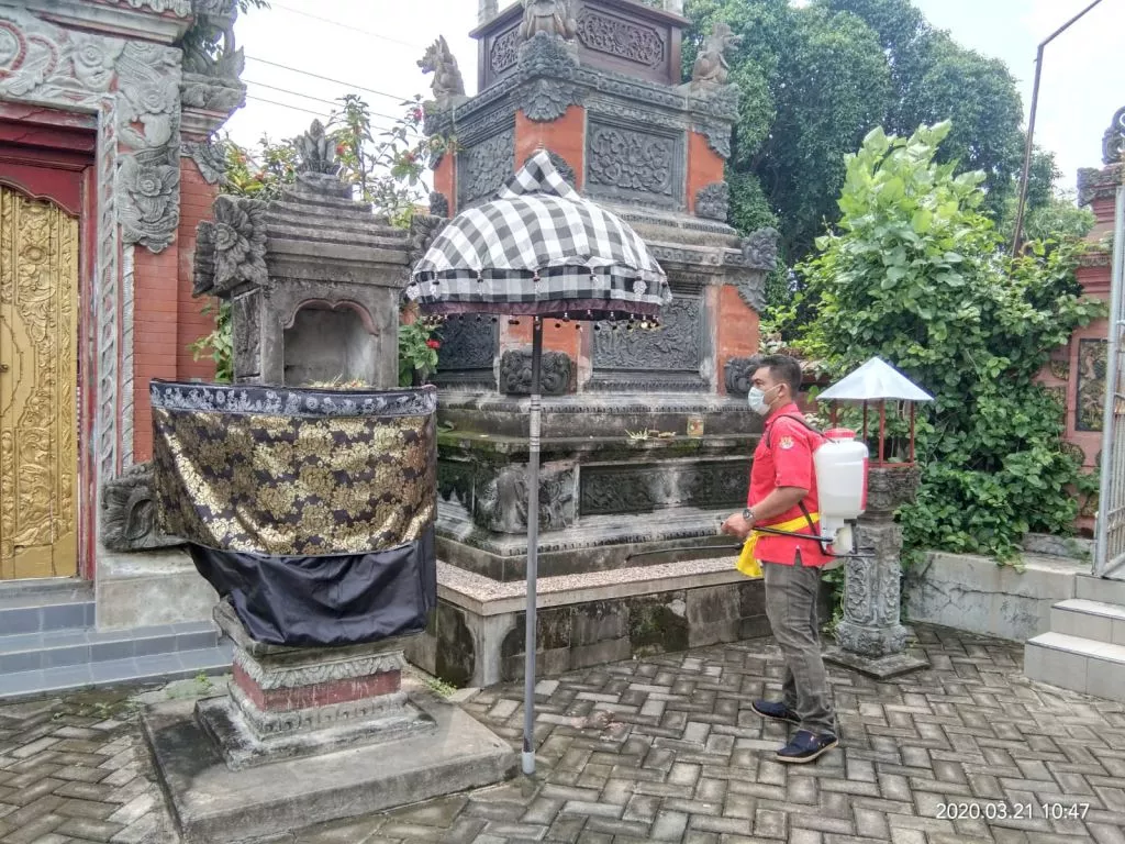 Terus Bergerak, PDIP Surabaya Semprot Disinfektan di Masjid, Pura dan Gereja