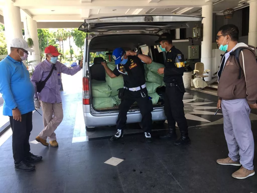 Dukung Pemerintah Atasi Wabah Corona, Komunitas RAR Surabaya  Sumbang Beras dan Mie Instan
