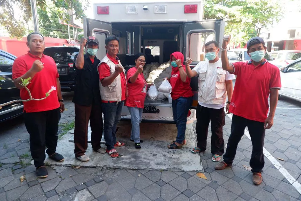 Partisipasi Tangkal Corona, Baguna PDIP Jatim Bagikan Masker dan Sembako