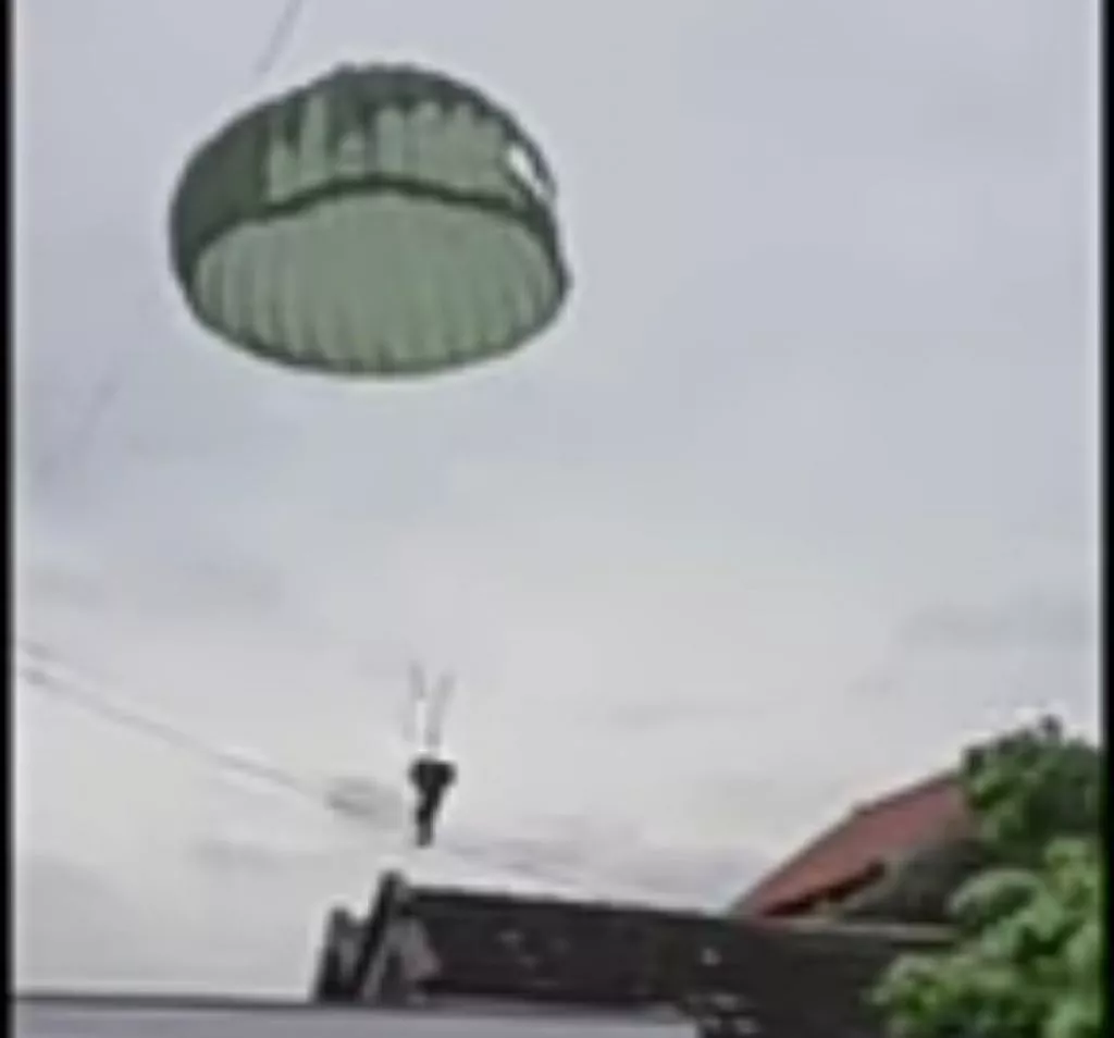 Beredar Video Dua Penerjun Payung Jatuh di Rumah Warga di Sidoarjo