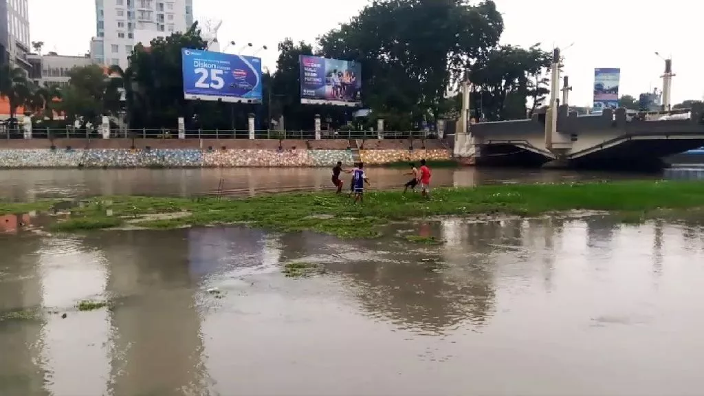 Viral, Muncul Pulau Baru di Tengah Sungai Kalimas Surabaya, Bisa untuk Main Bola