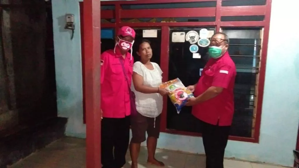 Kader PDIP Surabaya Bagikan Beras untuk Warga Paling Rentan Terdampak Corona
