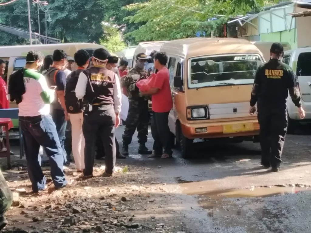 Gandeng Komunitas Sosial, GP Ansor Kecamatan Simokerto Gelar Aksi Bagi-bagi Sembako untuk Warga Terdampak Corona di Surabaya