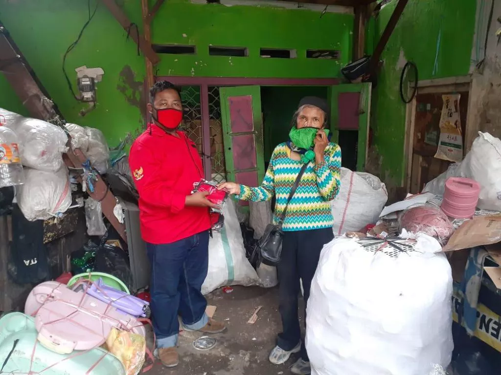 Kader PDIP Surabaya Terus Bergerak Bagikan Masker dan Sembako