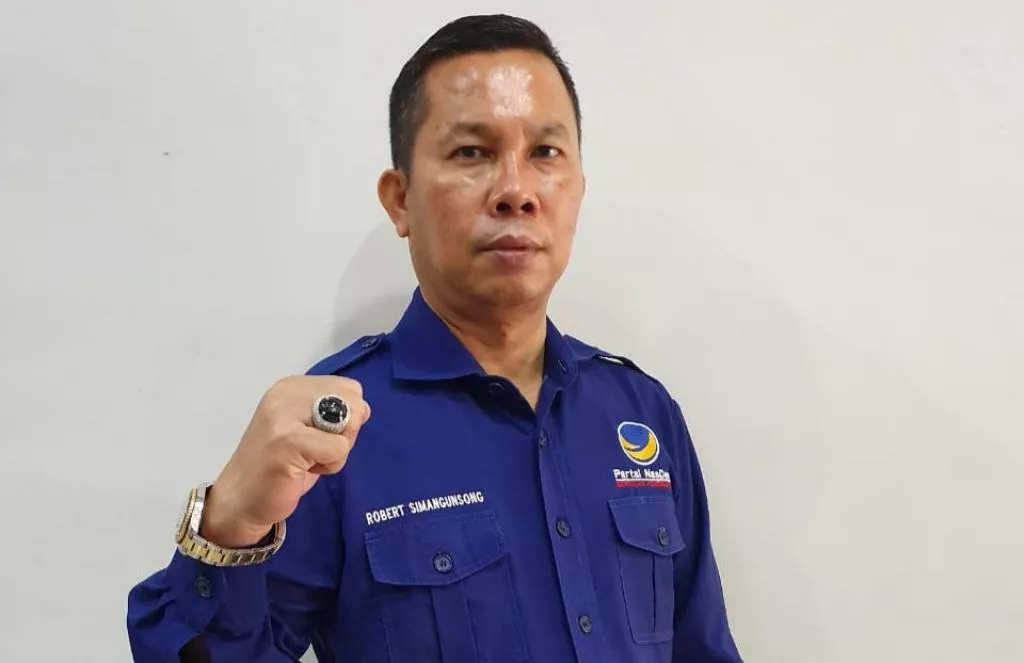 Cegah Penyebaran Virus Corona, NasDem Surabaya Sebar Petugas Penyemprot Disinfektan