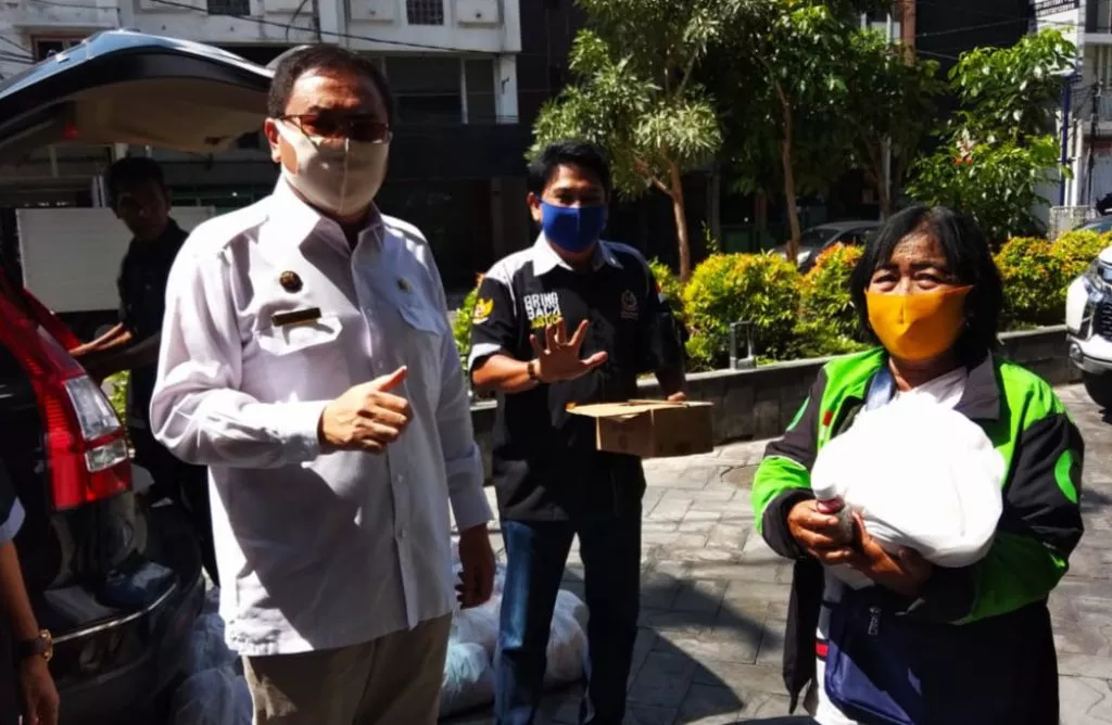 Jelang PSBB, GNBK Jatim dan Satgas Saber Pungli Bagi-bagi Sembako di Surabaya