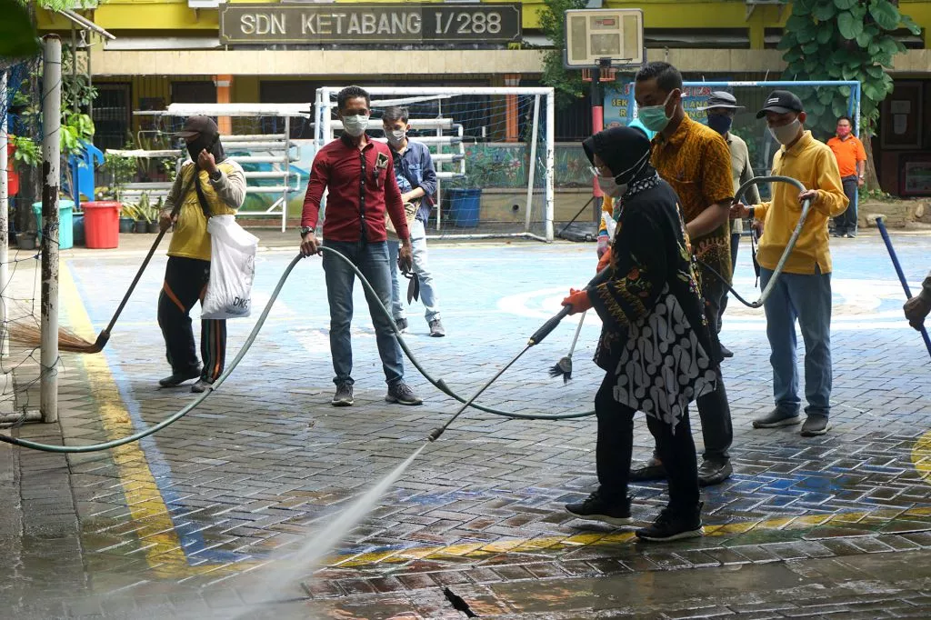 Wali Kota Risma Ngepel Lantai SDN Ketabang Surabaya, Ada Apa