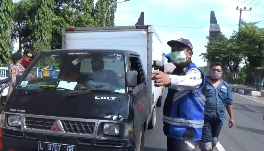 Hari Ketujuh PSBB Gresik Masih Ditemukan Pelanggaran, Mobil Boks Ditilang