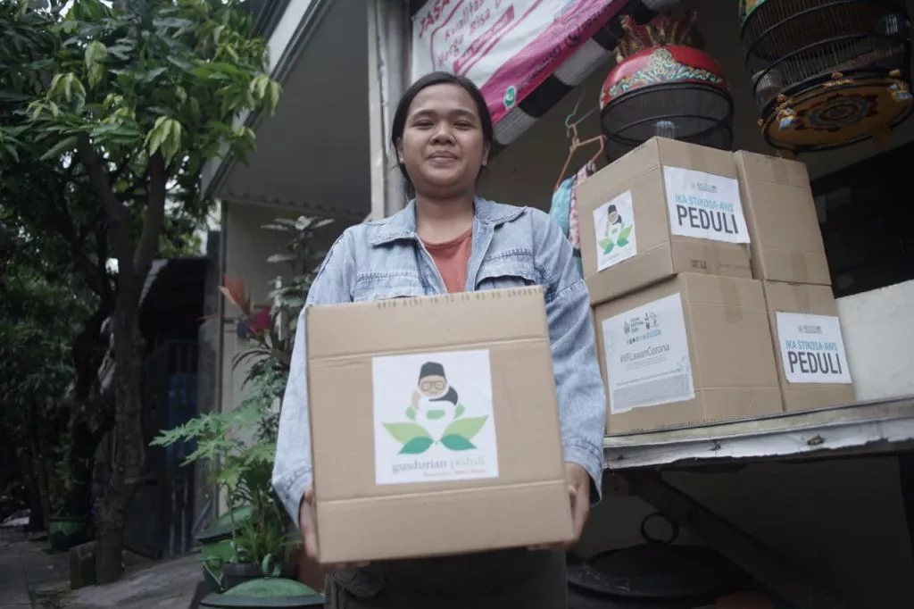 Peduli Warga Terdampak Covid-19, IKA Stikosa AWS Bersama GUSDURian Salurkan 150 Paket Sembako